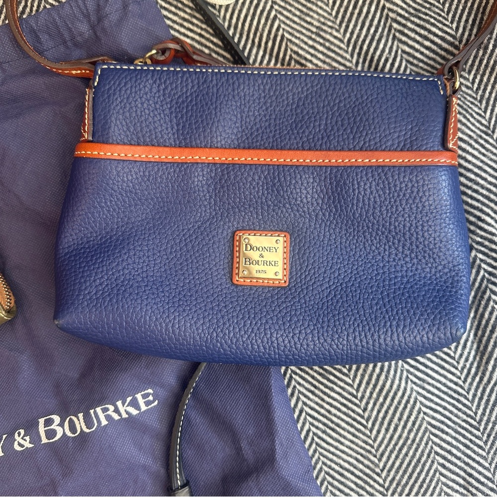 DOONEY & BOURKE lot of 3 items: purse, wallet, travel bag, wristlet, crossbody - Picture 9 of 12